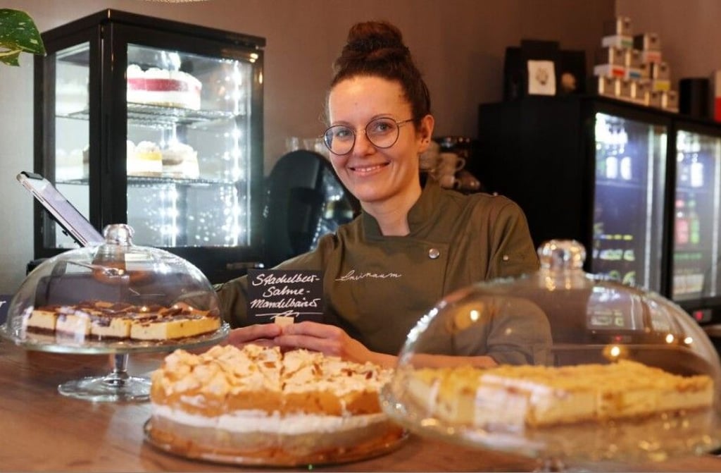 Konditorin Franziska Moritz verwöhnt die Gäste im Café Freiraum in Halles Osten mit leckeren, allesamt hausgemachten Torten. Am beliebtesten ist aktuell Stachelbeer-Sahne-Mandelbaiser.