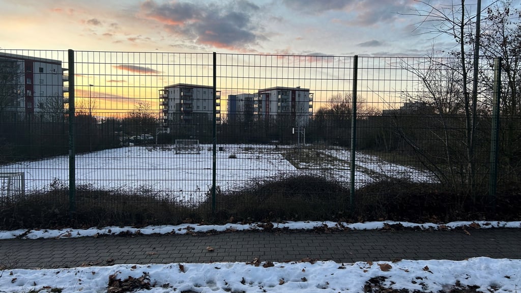 Wo aktuell noch eine Parkfläche ist, soll Wohnraum in Magdeburg entstehen. 