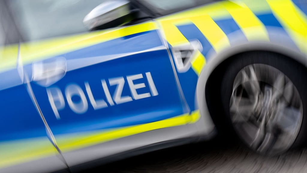 Die Polizei hat eine Raserin auf der B100 bei Halle erwischt.