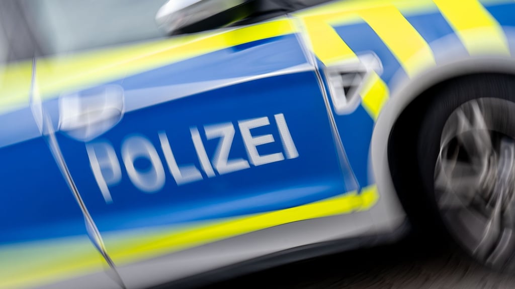 Polizei hat Raserin auf der B100 bei Halle erwischt.