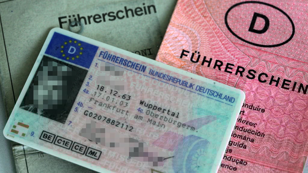 Ob grau, rosa, die DDR-Variante oder in Scheckkarten-Form – bis spätestens zum 19. Januar 2033 muss jeder Führerschein, der vor dem 19. Januar 2013 ausgestellt wurde, gegen den neuen EU-Führerschein umgetauscht werden.