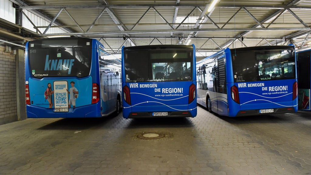 Blick auf Busse im Betriebshof der VGS in Sangerhausen. 