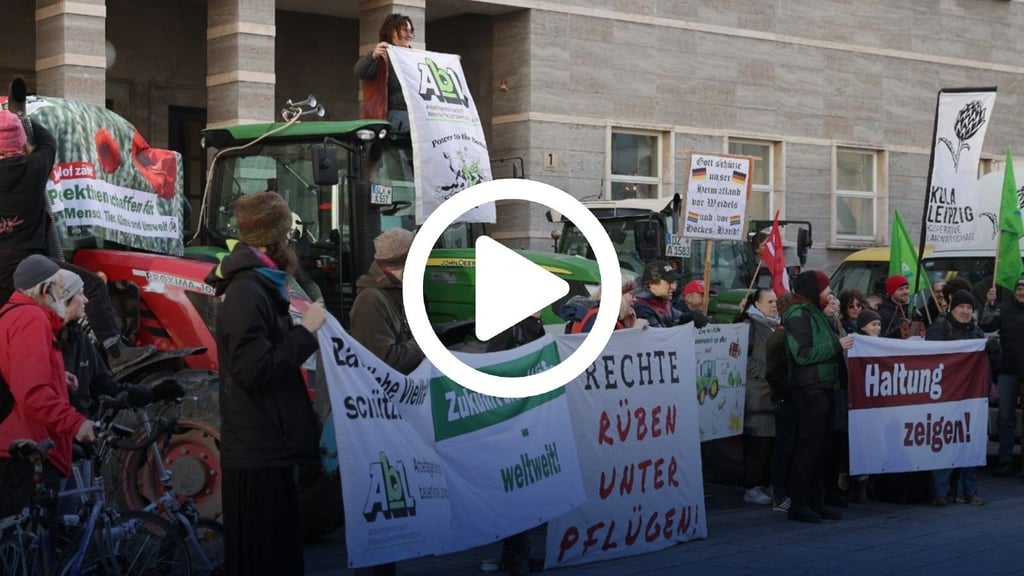 Auf dem Marktplatz in Halle wurde am Freitag Haltung gezeigt gegen Rechtsextremismus und für Vielfalt. 