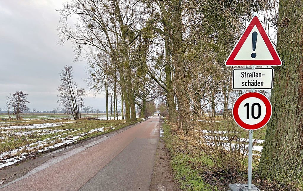 An der Verbindungsstrecke zwischen Bone und Pulspforde steht jetzt ein Schild, das auf die Straßenschäden hinweist.