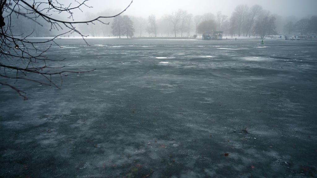 Wer in Berlin oder Brandenburg unterwegs ist, muss mit minus zwei Grad und überraschender Glätte rechnen.