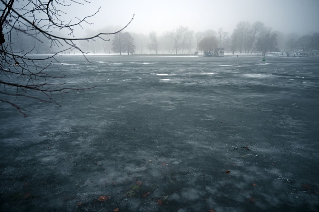 Wer in Berlin oder Brandenburg unterwegs ist, muss mit minus zwei Grad und überraschender Glätte rechnen.