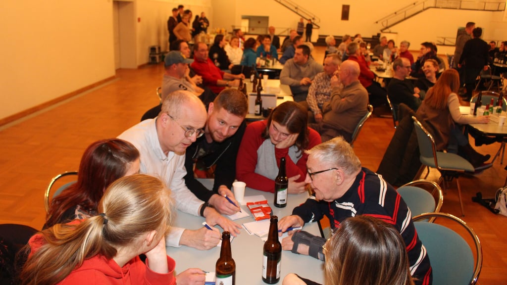Die Köpfe zusammen stecken, hieß es bei der Prmiere der Volksstimme-Quiznacht im vergangenen Jahr. Das Motto wird in diesem Jahr das Selbe sein.