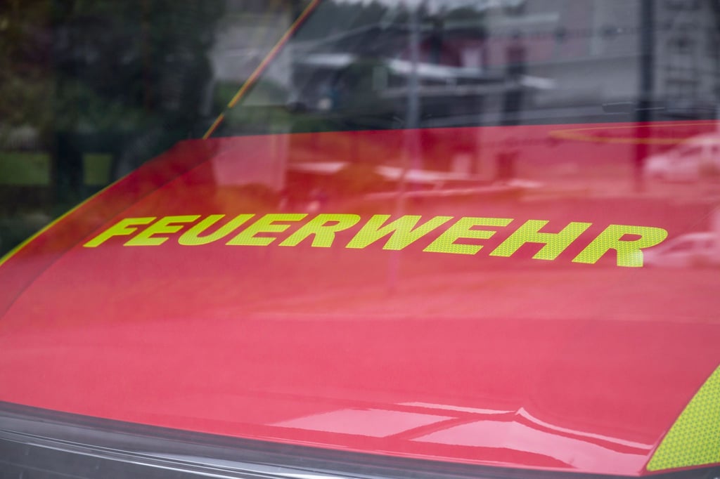 Feuerwehrleute sind nach einem Dachstuhlbrand in Zella-Mehlis im Einsatz. (Symbolbild)