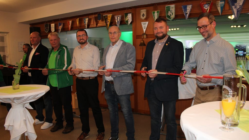 Symbolischer Banddurchschnitt für die neue Kegelbahn im Sportlerheim des SV Wacker Wallhausen. 