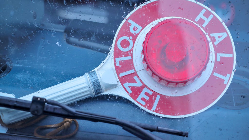 Im Burgenlandkreis hat die Polizei einen Mann gestoppt, der unter Drogeneinfluss Auto gefahren war (Symbolfoto).