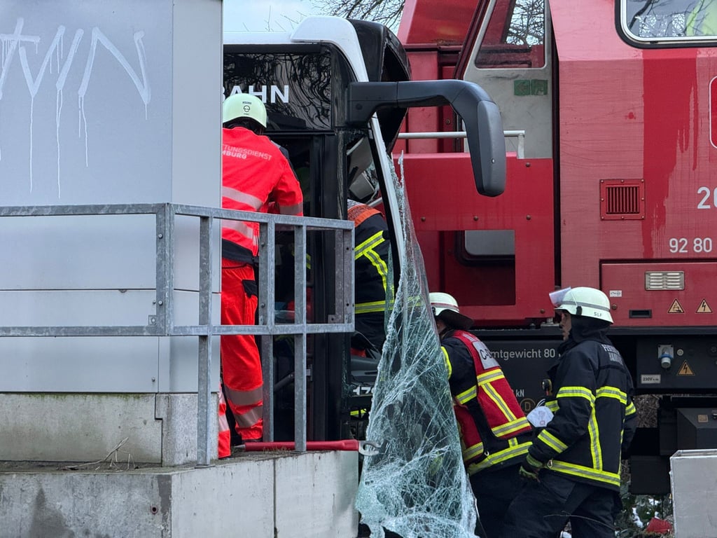 Am Hamburger Hafen hat sich ein schwerer Unfall ereignet.
