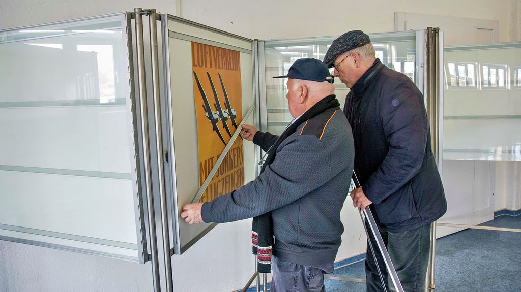 Der Vorstandsvorsitzende vom Technikmuseum „Hugo Junkers“ Klaus-Lothar Bebber (l.) und sein Stellvertreter Klaus Lehr bestücken die  Rahmen.