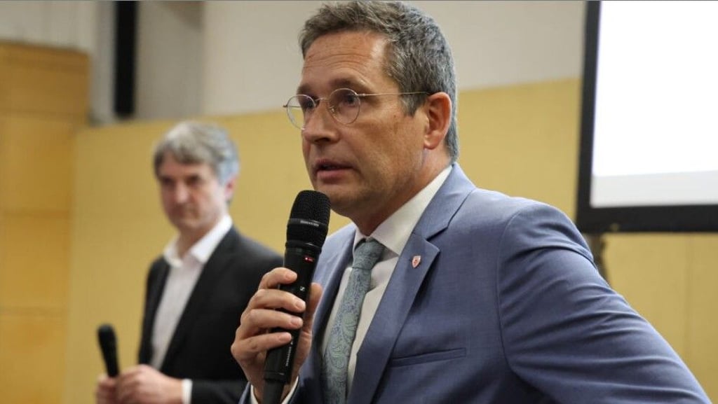 Erläuterte, wie die Stadt unterstützen kann: Oberbürgermeister Alexander Vogt (rechts) sprach bei der Bürgerversammlung mit den Mietern. Auch Stadtwerke-Chef Matthias Lux stellte sich ihren Fragen.