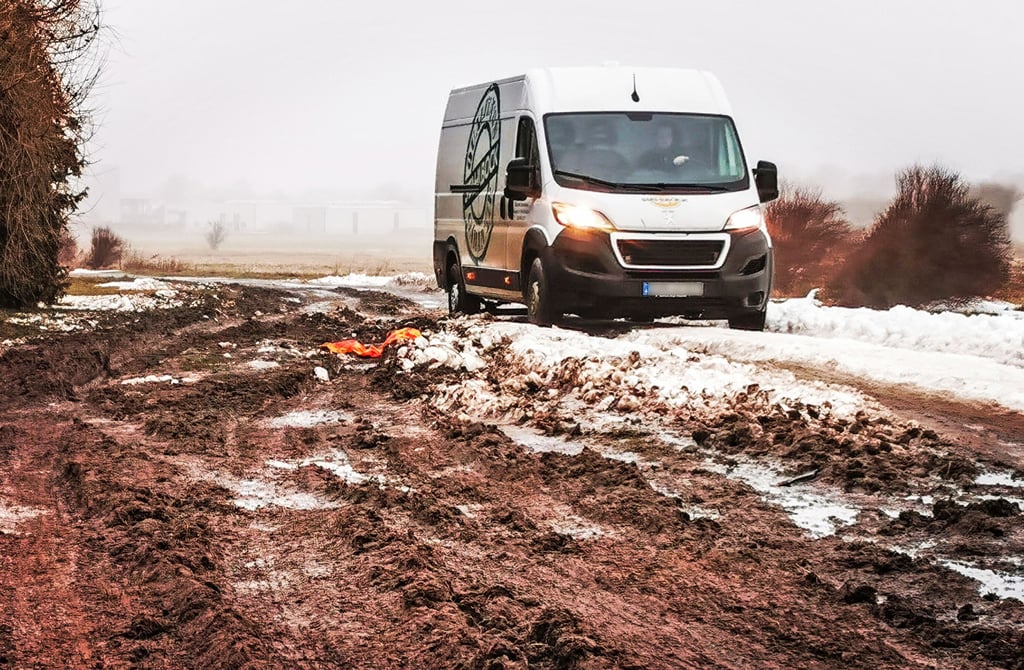Ein Transporter fährt im Januar 2026 den Krangener Weg in Salzwedel entlang.