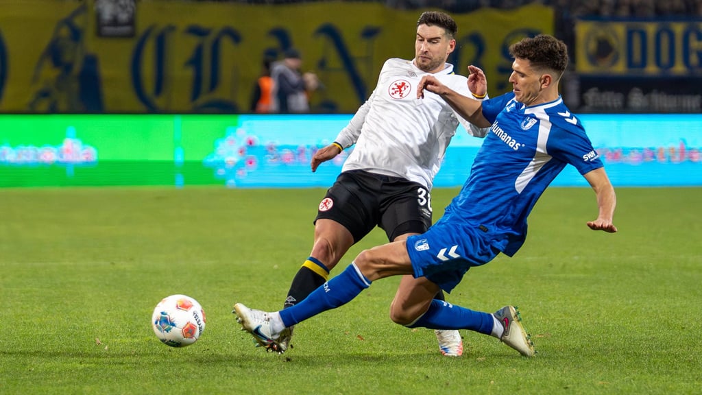 Magdeburgs Tobias Müller im Duell mit Braunschweigs Robin Heußer. Der FCM gewann am Freitagabend mit 3:0 bei der Eintracht.