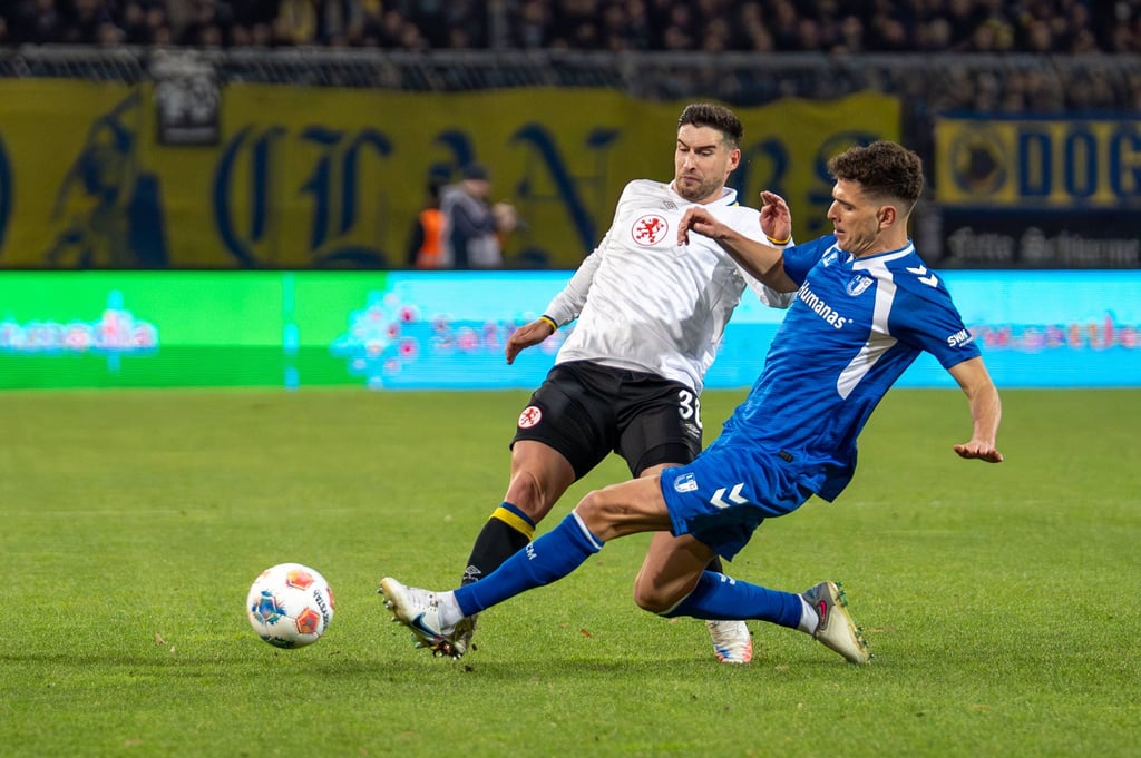 Magdeburgs Tobias Müller im Duell mit Braunschweigs Robin Heußer. Der FCM gewann am Freitagabend mit 3:0 bei der Eintracht.