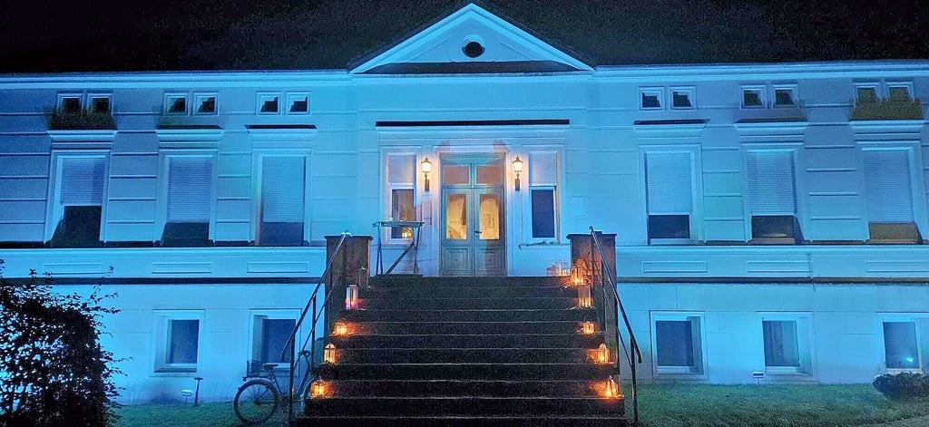 Das Gutshaus in Jerchel wird neuerdings beleuchtet.