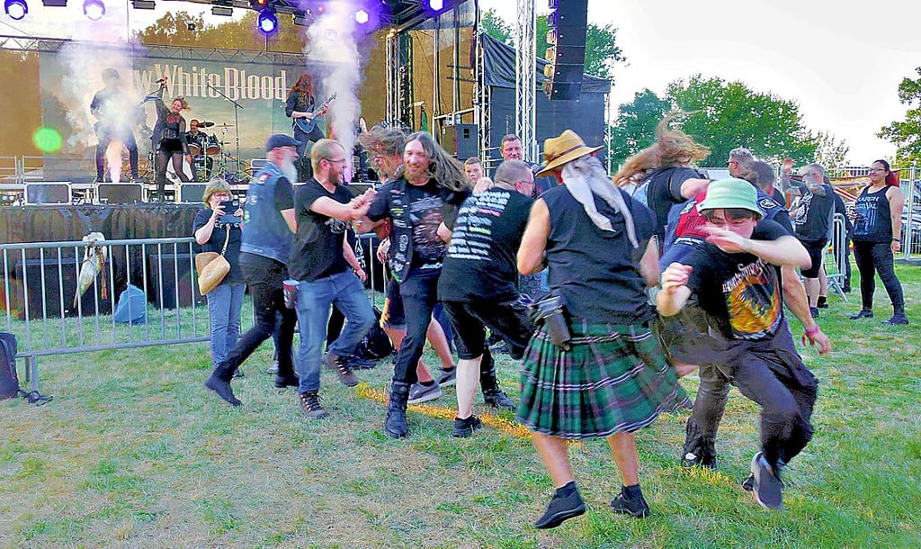 Metal-Fans und Stillstehen,  das  passt überhaupt  nicht zusammen. Hier  eine Aufnahme  von der dritten Auflage in Battin.