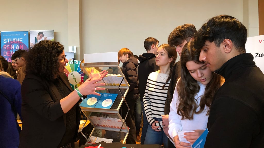 Bei der Messe „Hochschule live“ im vergangenen Jahr ergaben sich für Aussteller und Schüler viele Gelegenheiten, miteinander ins Gespräch zu kommen. Das soll auch in diesem Jahr so sein.