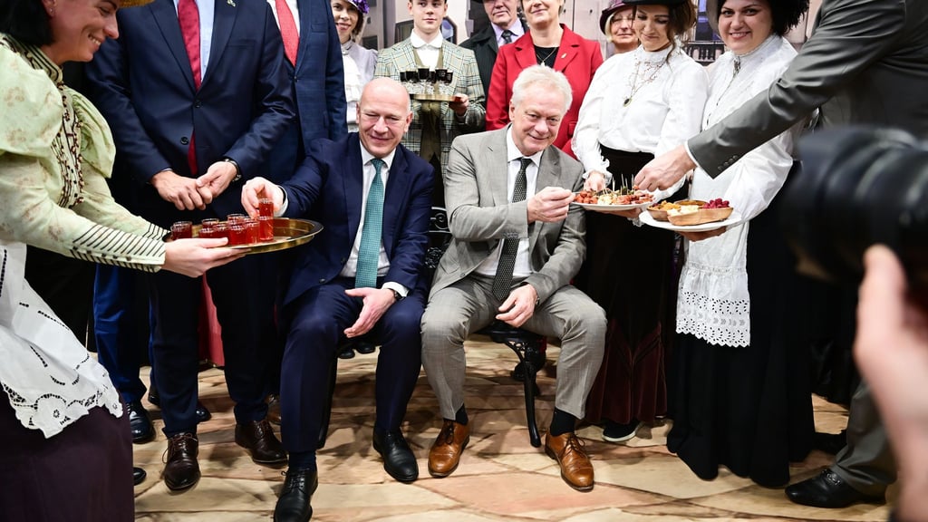 Pause muss sein: Minister Rainer und Berlins Regierender Bürgermeister am Stand von Lettland.