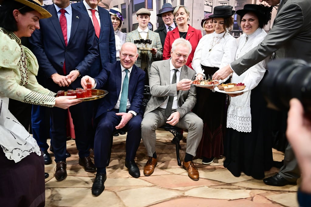 Pause muss sein: Minister Rainer und Berlins Regierender Bürgermeister am Stand von Lettland.