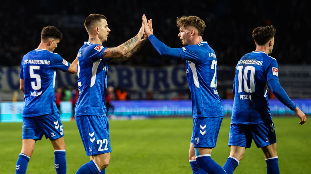 Sie siegen einfach weiter: Mateusz Zukowski (vorne links), Philipp Hercher und der 1. FC Magdeburg.