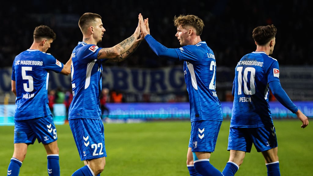 Sie siegen einfach weiter: Mateusz Zukowski (vorne links), Philipp Hercher und der 1. FC Magdeburg.