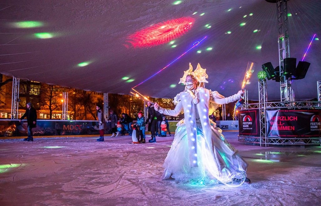 Winterlicher Schlittschuhspaß im illuminierten Innenhof der Festung Mark – hier kommen kleine und große Eislauffans auf ihre Kosten.