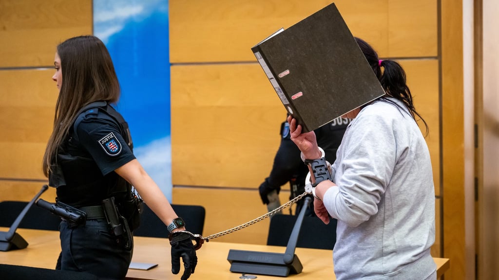 Die Angeklagte sitzt seit ihrer Festnahme in Untersuchungshaft.