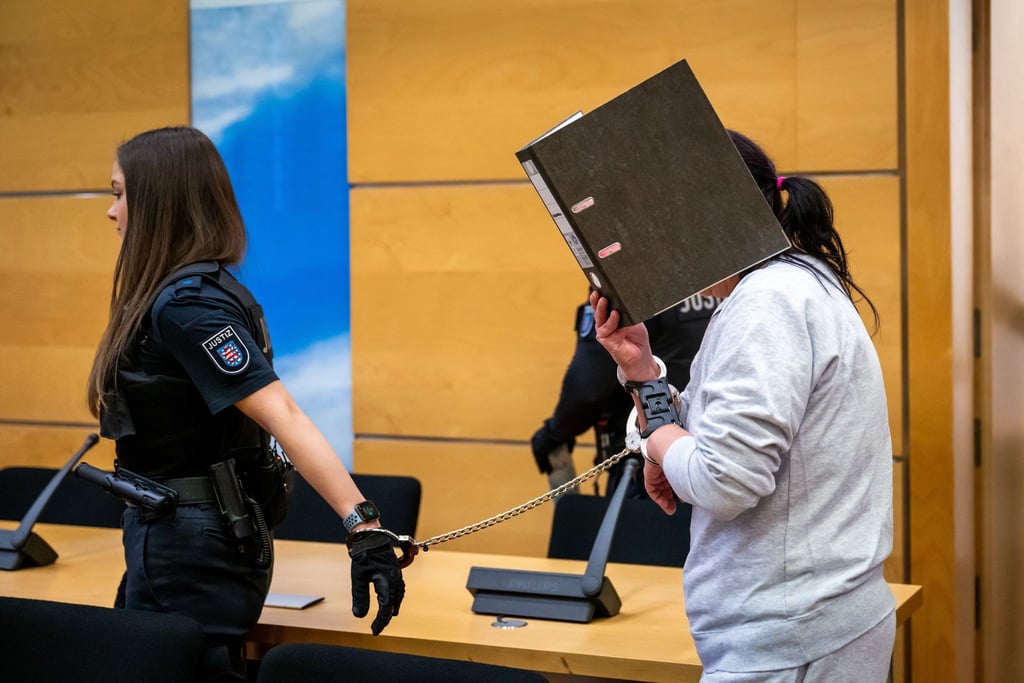 Die Angeklagte sitzt seit ihrer Festnahme in Untersuchungshaft.