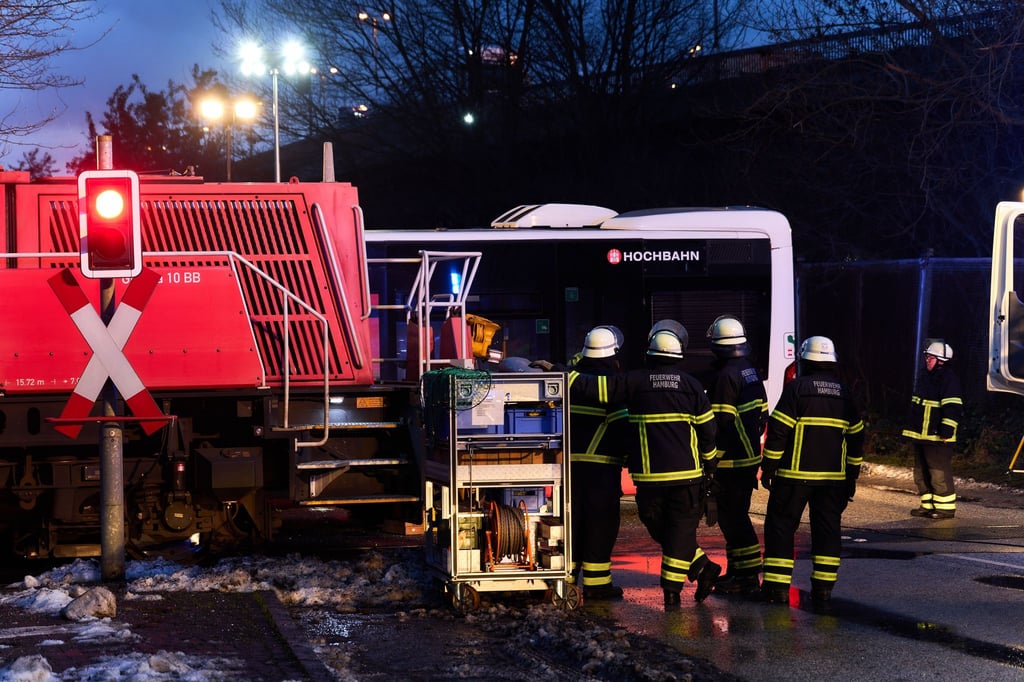 Schwerer Unfall mit Linienbus und Lokomotive in Hamburg.