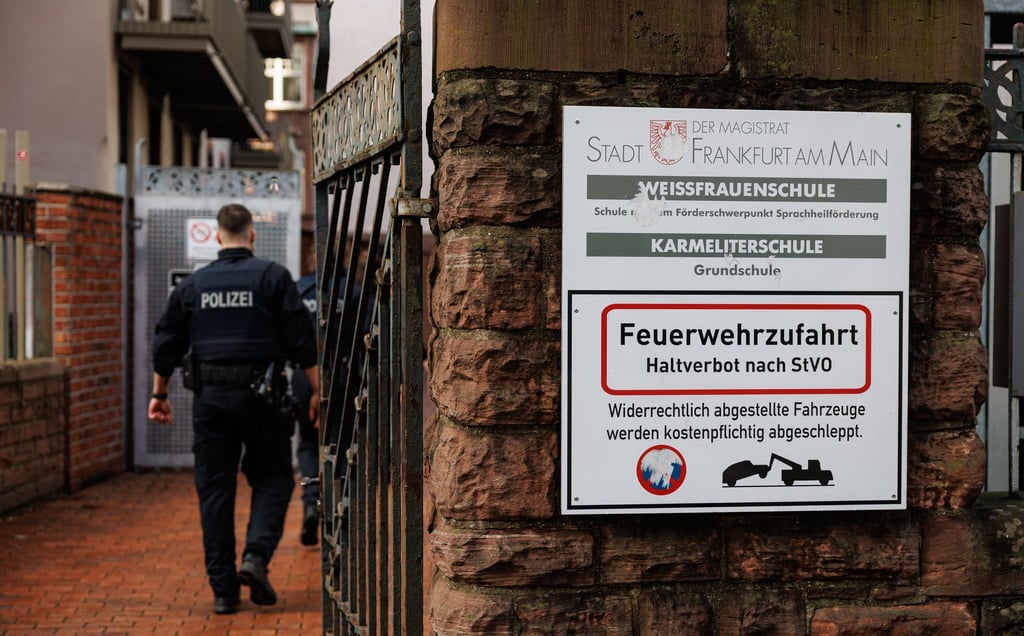 Die Polizei hat das Schulgelände mehrfach durchsucht.