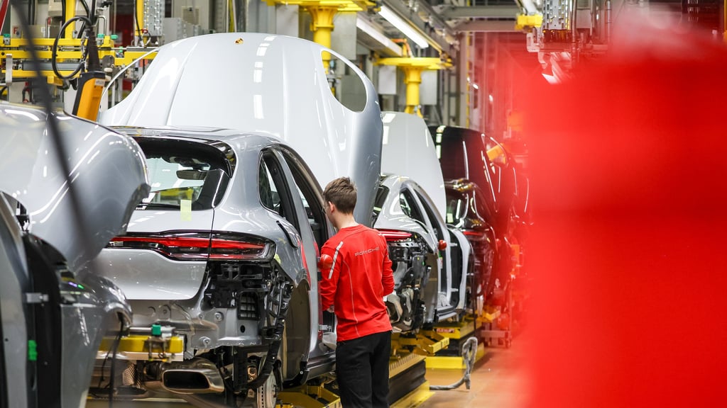 Ein Mitarbeiter montiert einen Porsche Macan im Werk Leipzig. Die Verkäufe des Modells waren 2025 stabil.