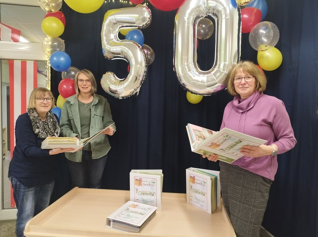 Die Kita Krümelkiste wird 50 Jahre alt. Zu dieser Gelegenheit blicken die ehemalige Mitarbeiterin Melitta Müller (von links), die Leiterin Laury Cyris und die langjährige Angestellte Ute Delau auf die vergangenen Jharzehnte zurück. 