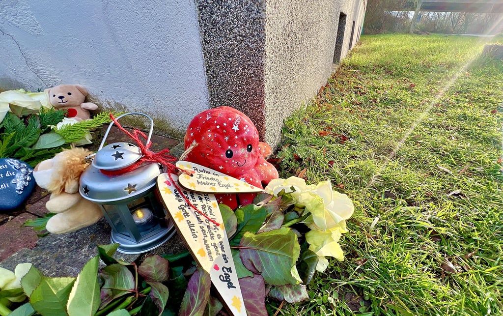 Vor dem Haus in Ilberstedt, in dem ein fünf Monate altes Baby ums Leben kam, wurden Blumen niedergelgt. 
