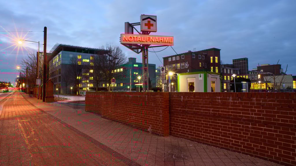 Einfahrt zur Uniklinik Magdeburg. Für 2025 rechnete das Haus mit einem Defizit von fast 52 Millionen Euro. 