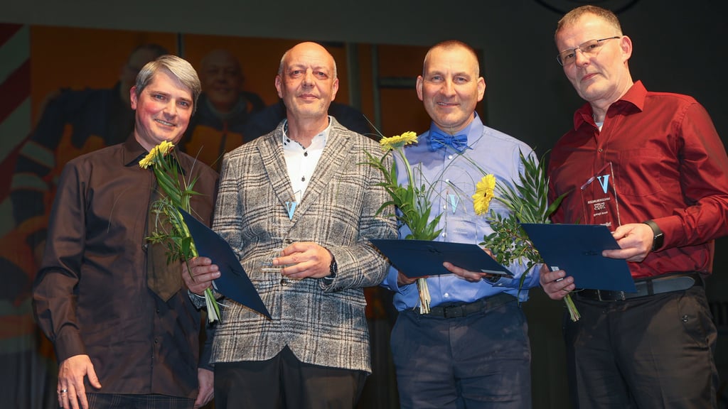 Redakteur Stefan Harter hielt die Laudatio auf Thomas Geisheimer, Dirk Kreutzer und René Syring (von links). Sie wurden von den Volksstimme-Lesern als Magdeburger des Jahres 2025 geehrt.