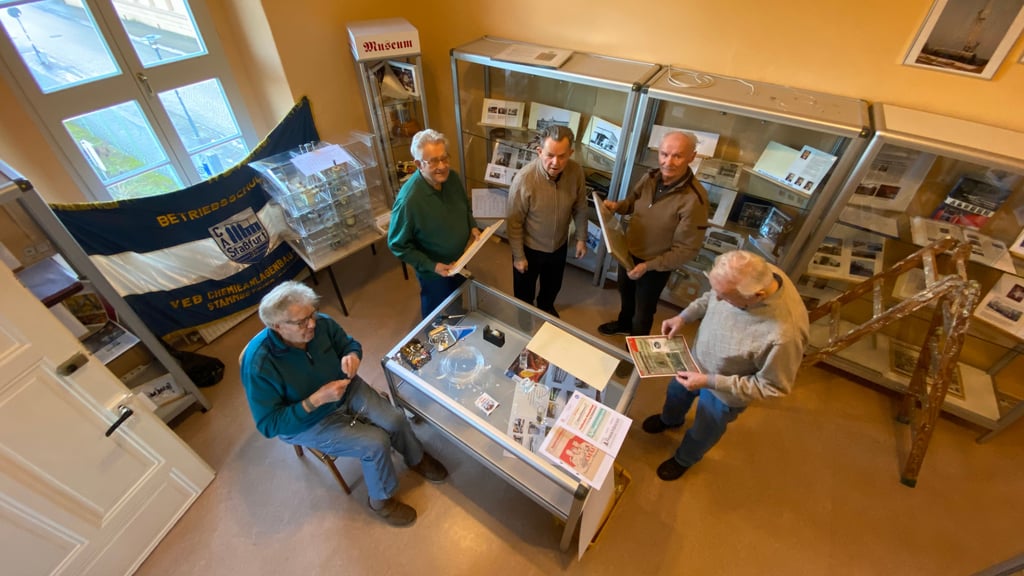 Start des Ausstellungjahrs: Gerhard Schnock (89), Reinhard Hoffmann (83), Achim Polak  (86), Gert Guddat (83) und Eberhard Müller (81) bauen die Ausstellung des Fördervereins CAS (Chemieanlagenbau Staßfurt) auf.
