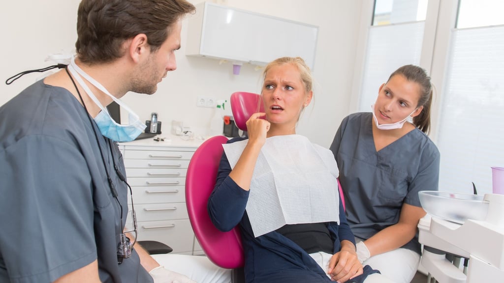 Lockere Zähne können verschiedene Ursachen haben – eine frühzeitige zahnärztliche Untersuchung ist wichtig.