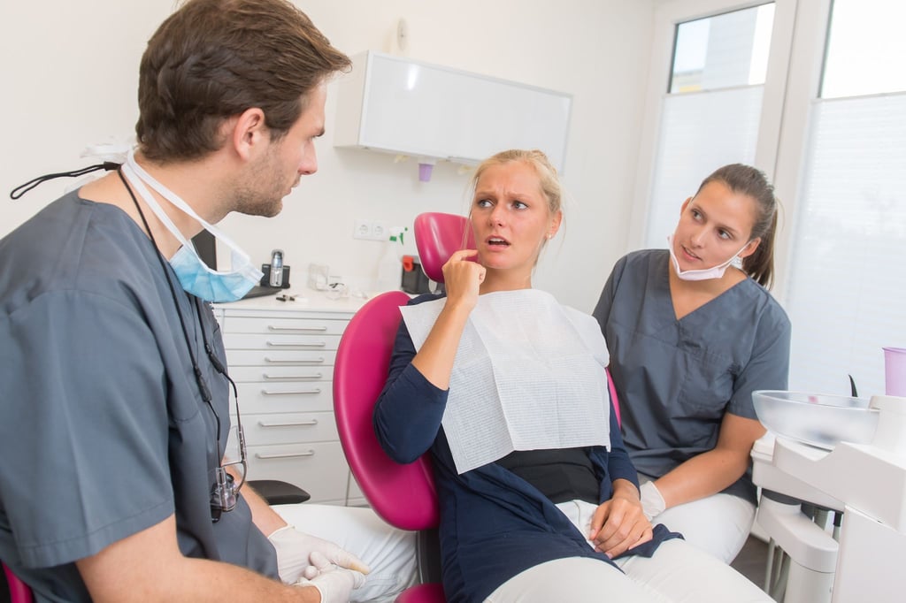 Lockere Zähne können verschiedene Ursachen haben – eine frühzeitige zahnärztliche Untersuchung ist wichtig.