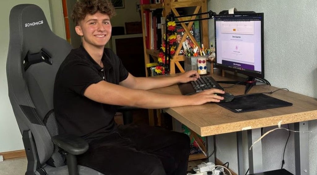 Im Kinderzimmer im Paulusviertel programmiert der damals 17-jährige Matteo Schröpfer an EduLinked – einer Plattform, mit der er Schule praxisnäher machen will.&nbsp;
