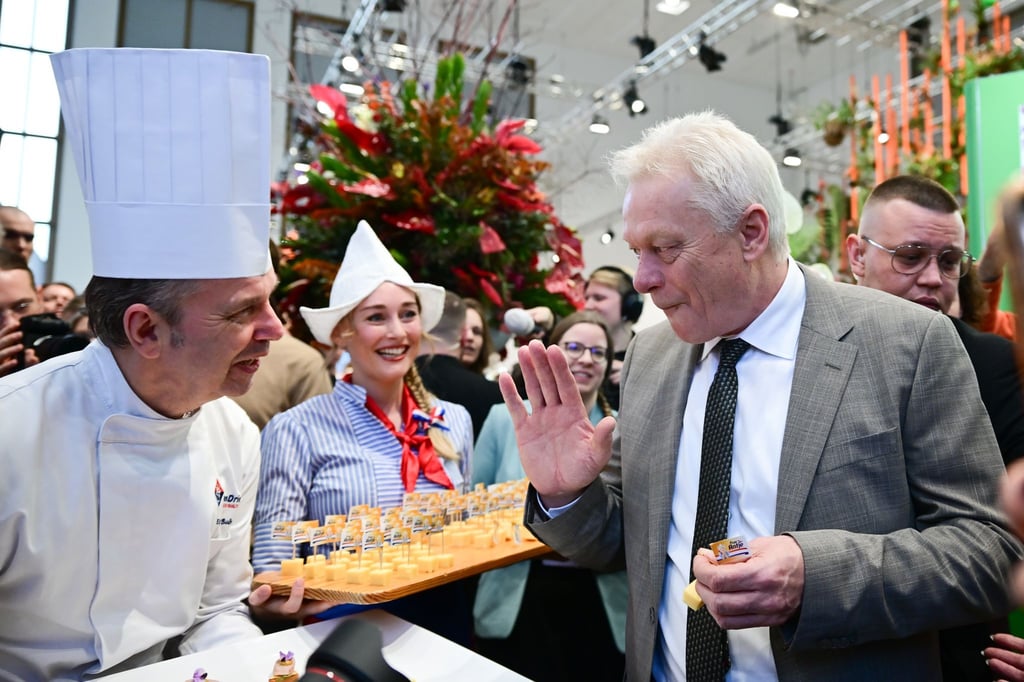 Agrarminister Alois Rainer kostete beim Eröffnungsrundgang Käse.