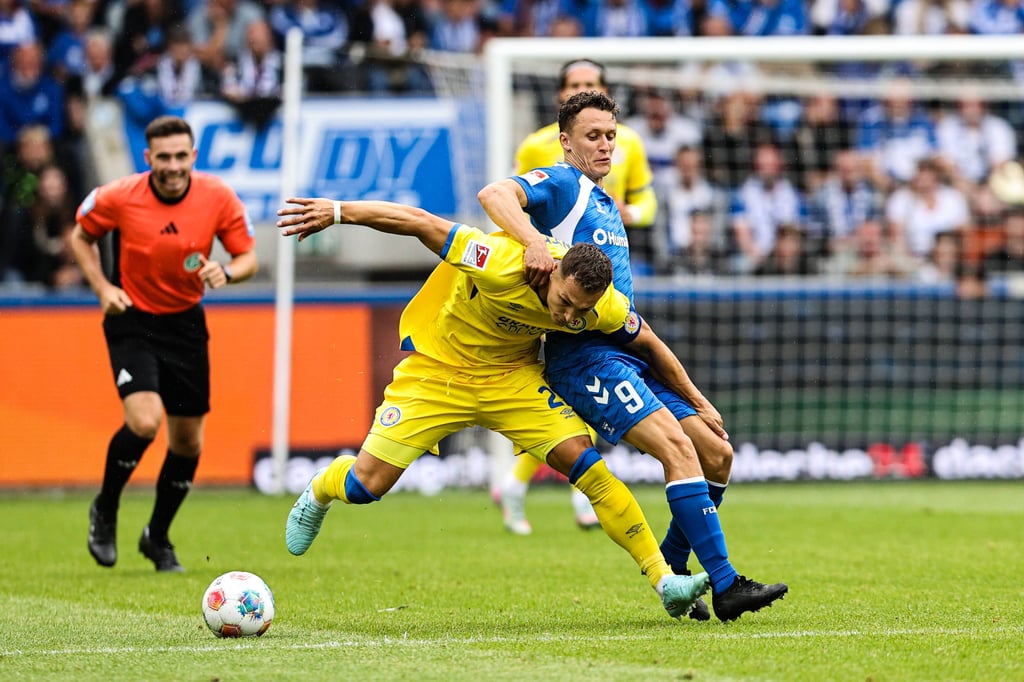 Sven Köhler (Eintracht Braunschweig, li.) und Martijn Kaars (1. FC Magdeburg) beim Hinspiel in der Avnet Arena (0:1).