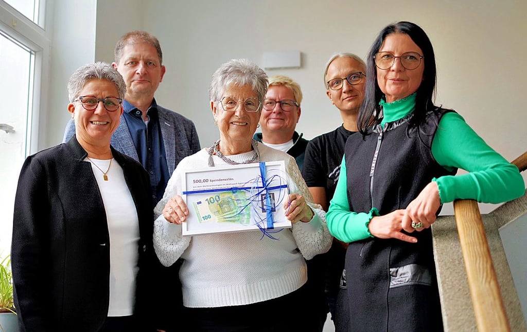 Die Volkssolidarität Eggersdorf überreicht 500 Euro an das „Haus Achterbahn“ in Schönebeck: (v.l.) Ramona Babock, Marco Schmoldt, Rosemarie Ziem, Annett Klebbe, Kathrin Voigt und Ines Grimm-Hübner. 