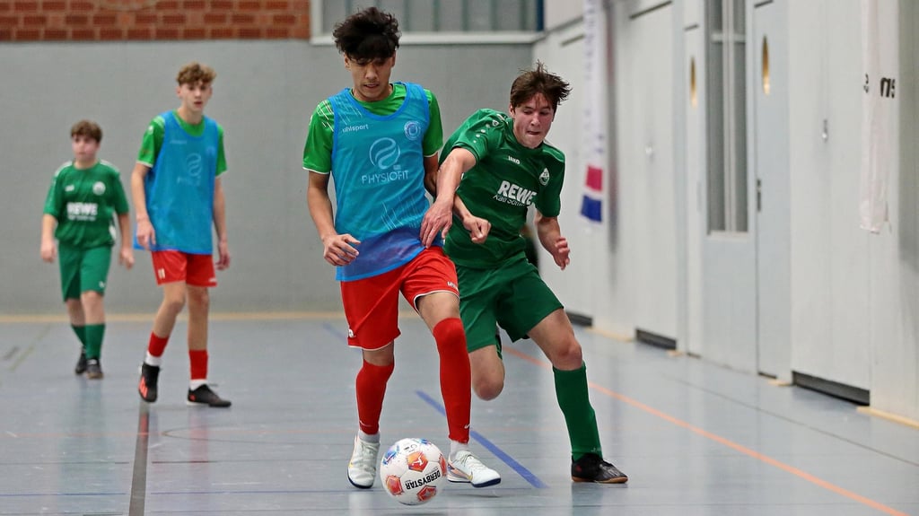 Leonhard Goldstein (rechts) vom TSV Hadmersleben und Nawid Ahmadzai vom OSC im Kampf um den Ball.