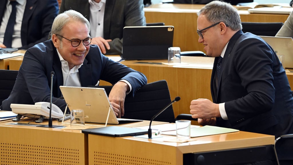 Innenminister Georg Maier (SPD) und Ministerpräsident Mario Voigt können lachen. Die AfD scheiterte mit einem Landtags-Antrag, Maier zu entlassen.