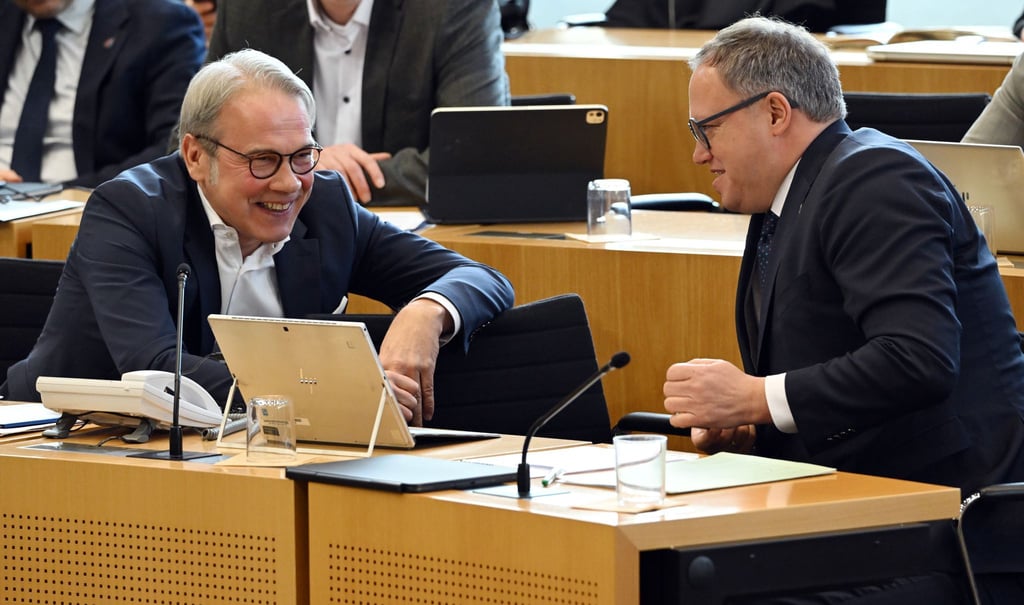 Innenminister Georg Maier (SPD) und Ministerpräsident Mario Voigt können lachen. Die AfD scheiterte mit einem Landtags-Antrag, Maier zu entlassen.