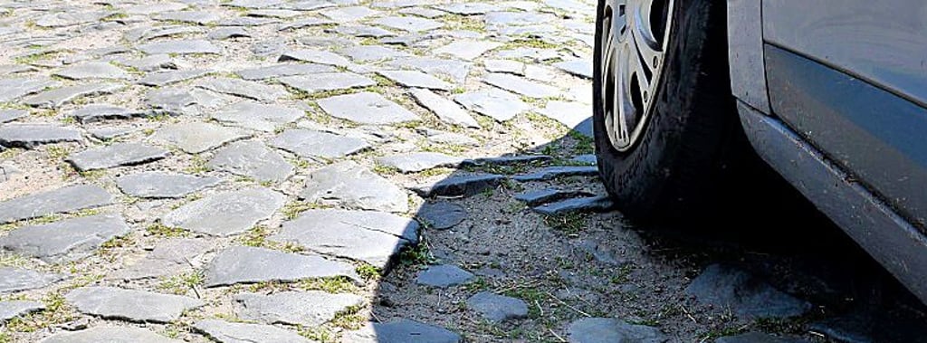 Die Dorfstraße gehört zu den schlechtesten in der Einheitsgemeinde. Teilweise fehlen sogar schon Steine. 