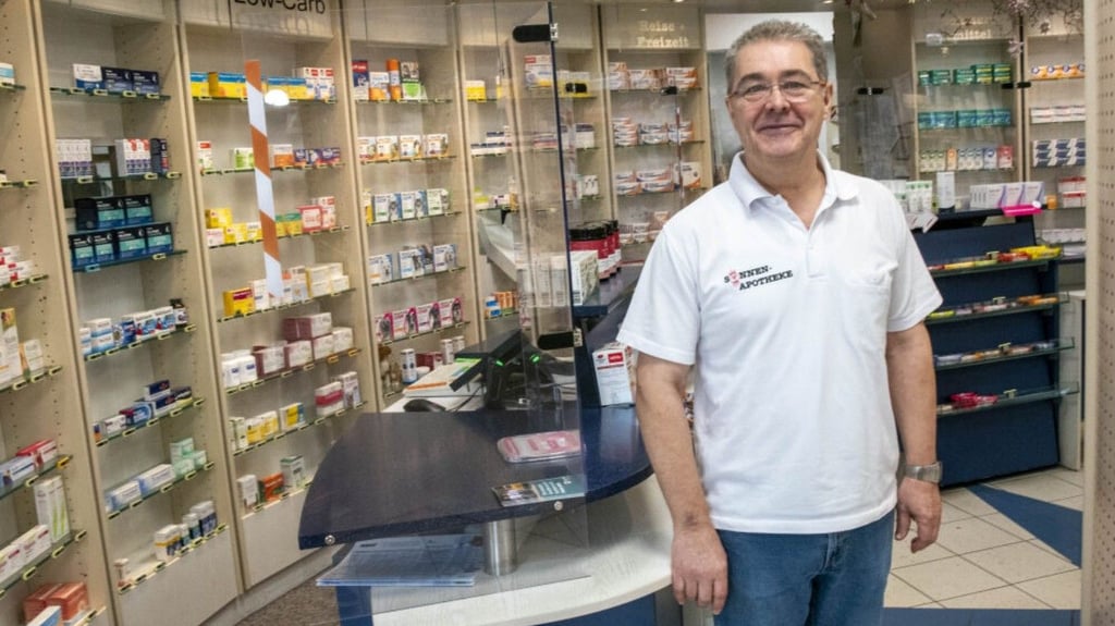 Axl Holzgräbe, der Inhaber der Sonnen-Apotheke in Roßlau, kritisiert die geplante Apothekenreform der Bundesregierung.