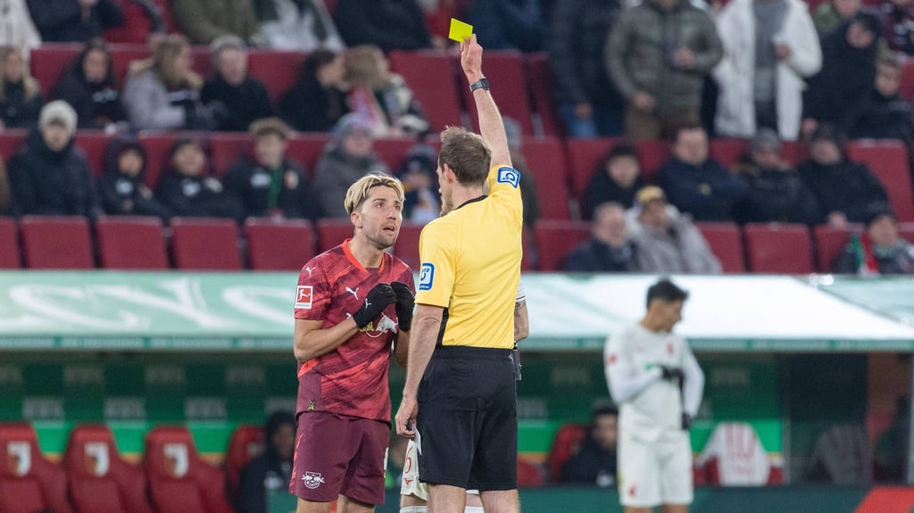 RB-Profi Kevin Kampl (l.) bekommt von Schiedsrichter Sascha Stegemann Gelb.
